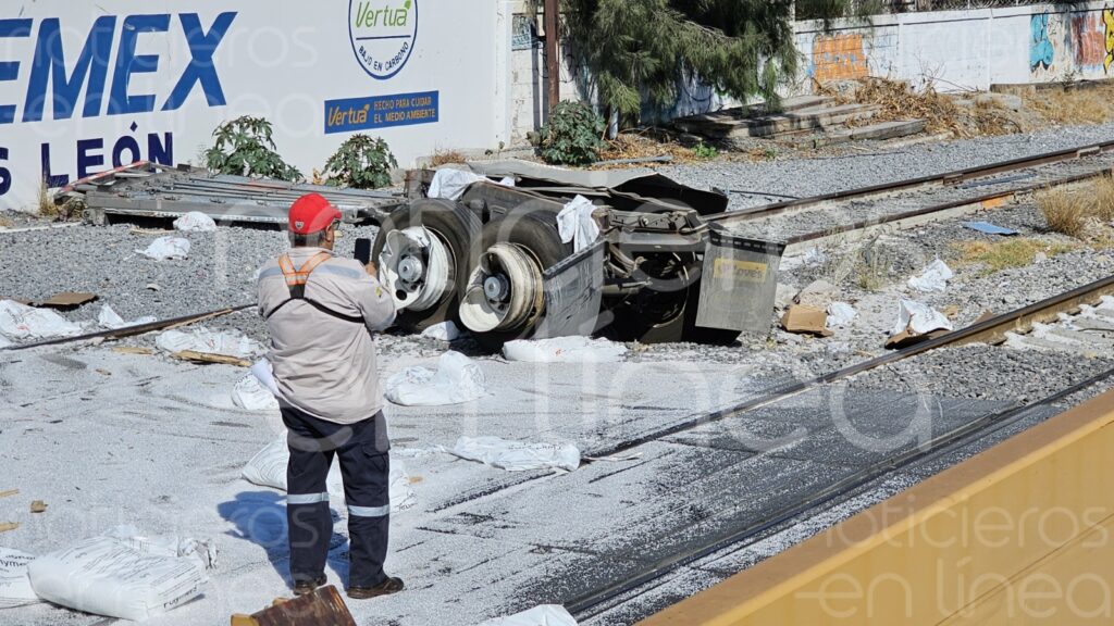 Tráiler intenta ganarle el paso al tren y lo embiste en San José de Cementos