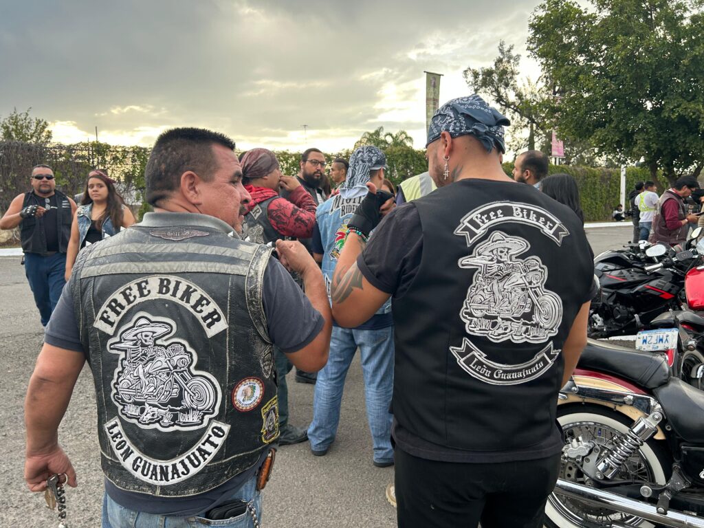 Clubs de motos en León realizan simulacro circulando por carril derecho 