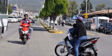 Aplicar el reglamento vigente antes de modificarlo, señala AMDA sobre motos en carril derecho