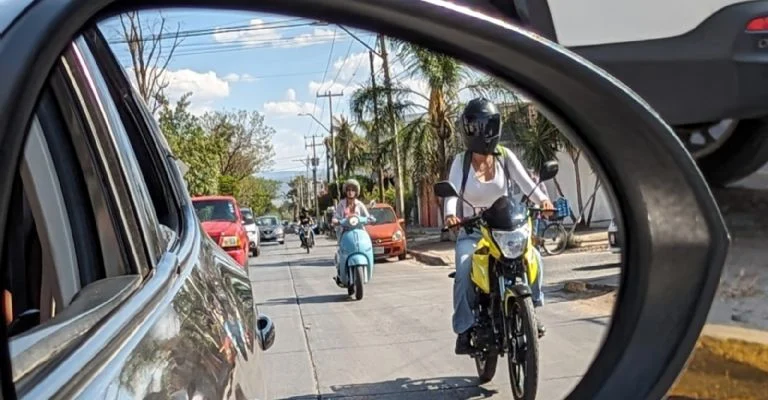 Automovilistas a favor de que motociclistas circulen por el carril derecho en León