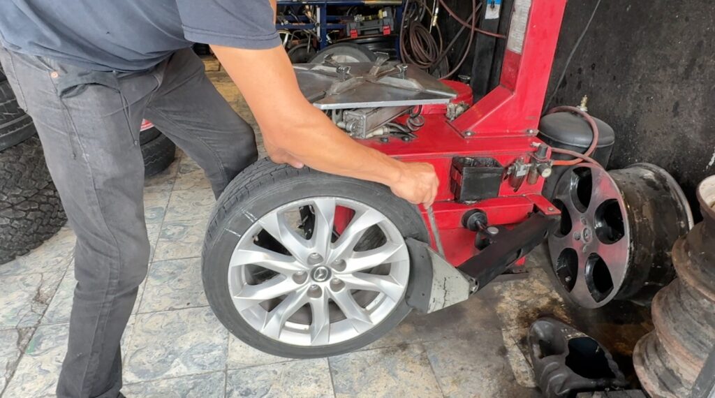 Se dispara chamba en vulcanizadoras por lluvias en León