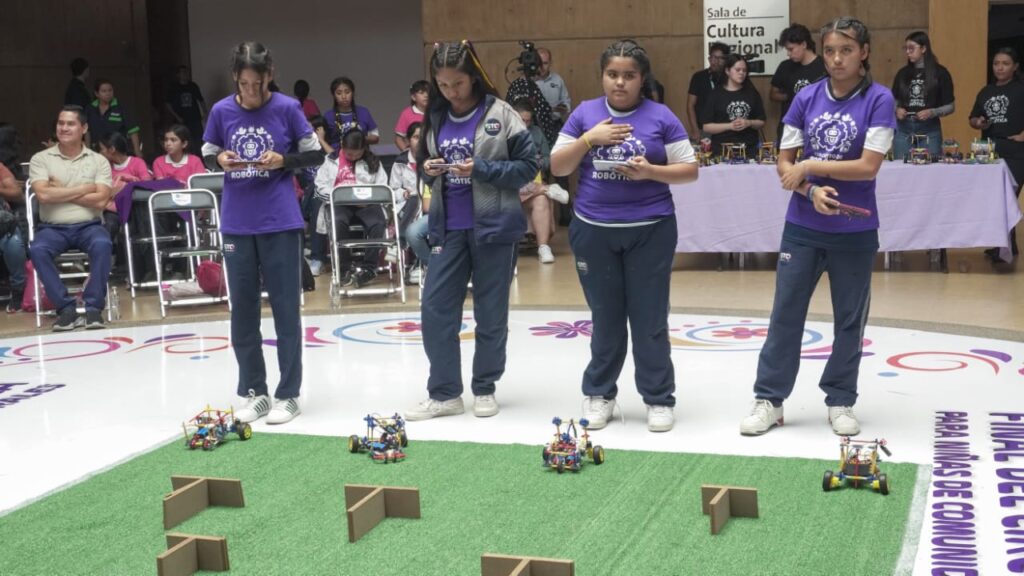 Demuestran niñas indígenas conocimientos tecnológicos en Circuito de Robótica