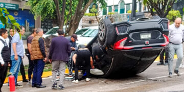 Conductor pasa por coladera y vuelca en el bulevar Campestre