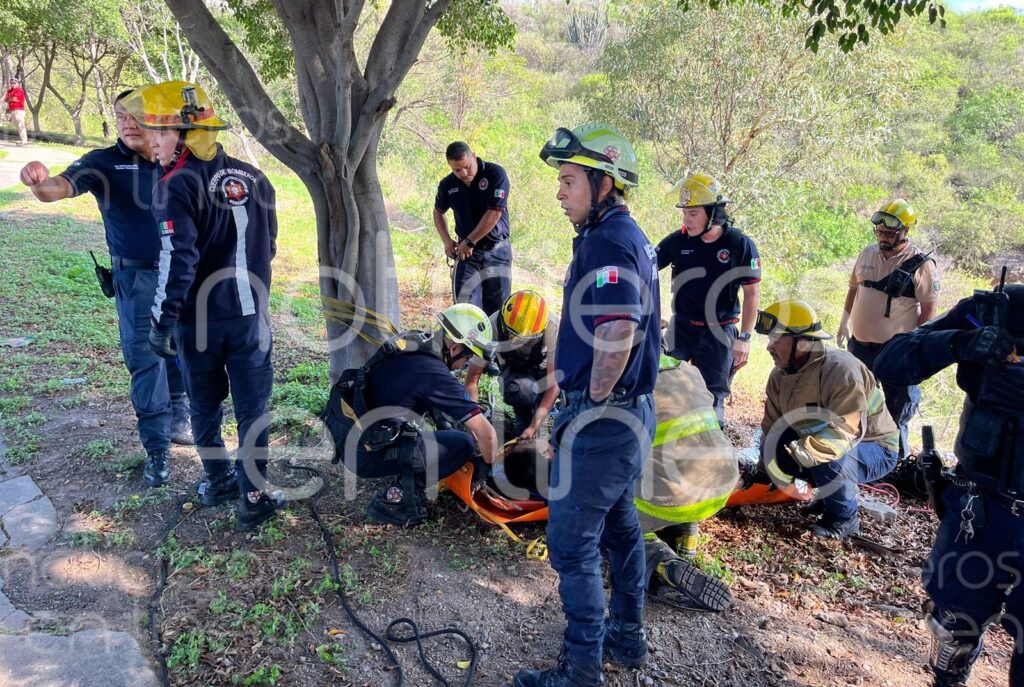 Rescatan a hombre que cayó a un barranco en Cañada del Refugio