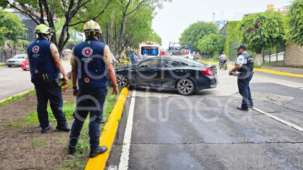 Conductor pasa por coladera y vuelca en el bulevar Campestre