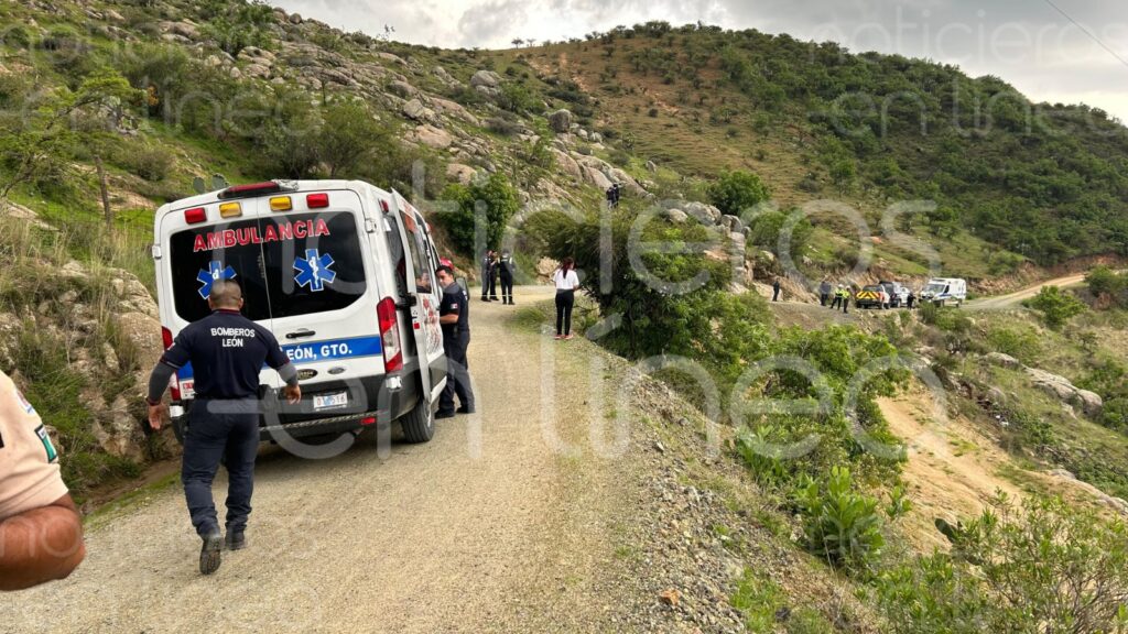 Vuelca camioneta de carga en un río en la comunidad de Otates Norte