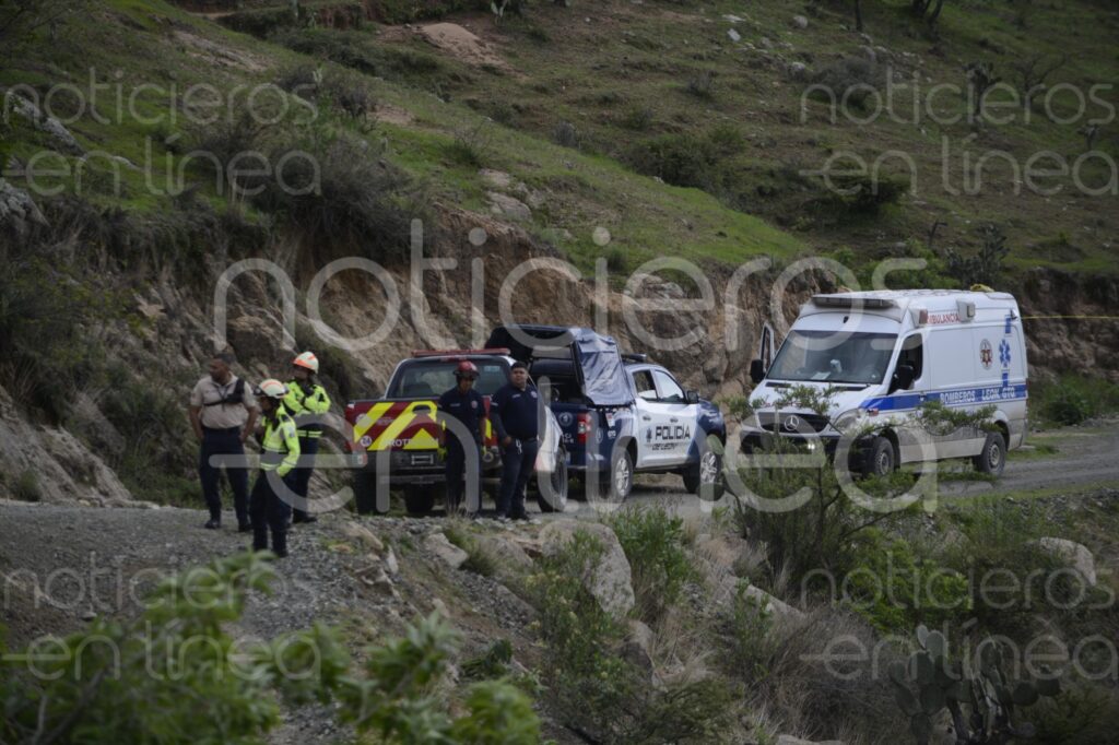 Vuelca camioneta de carga en un río en la comunidad de Otates Norte