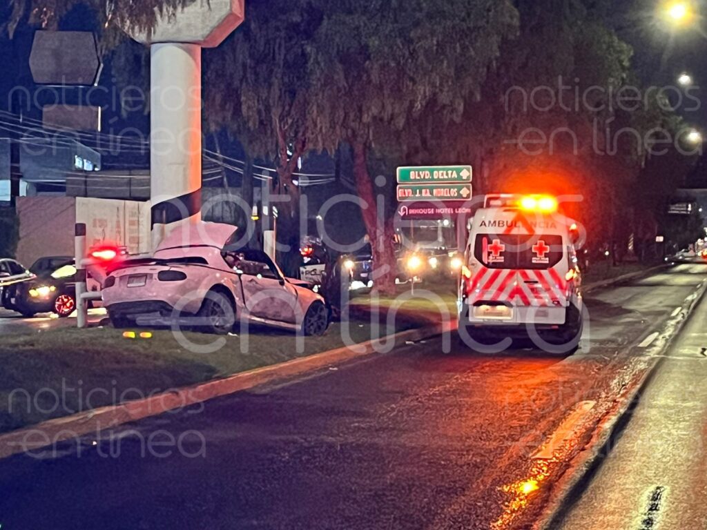Hombre muere tras chocar contra puente en el bulevar Aeropuerto