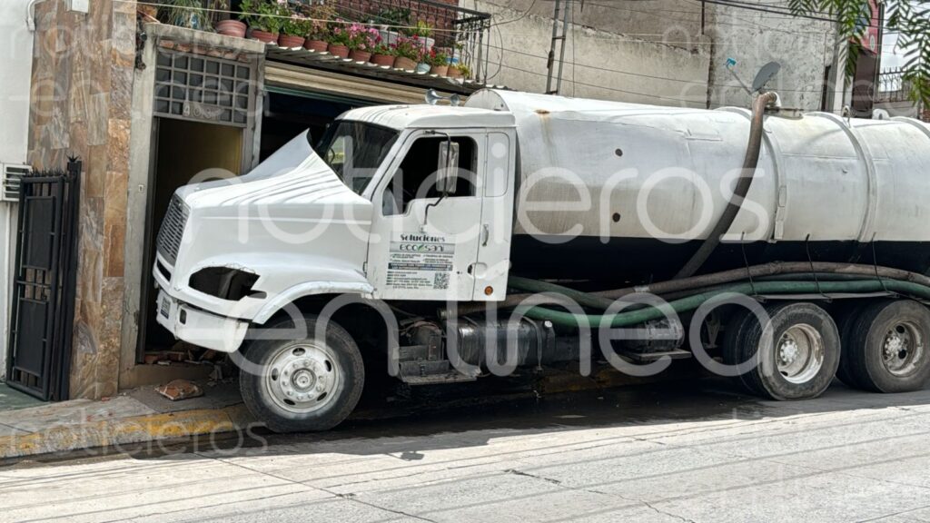 Pipa se queda sin frenos y choca contra una vivienda en León