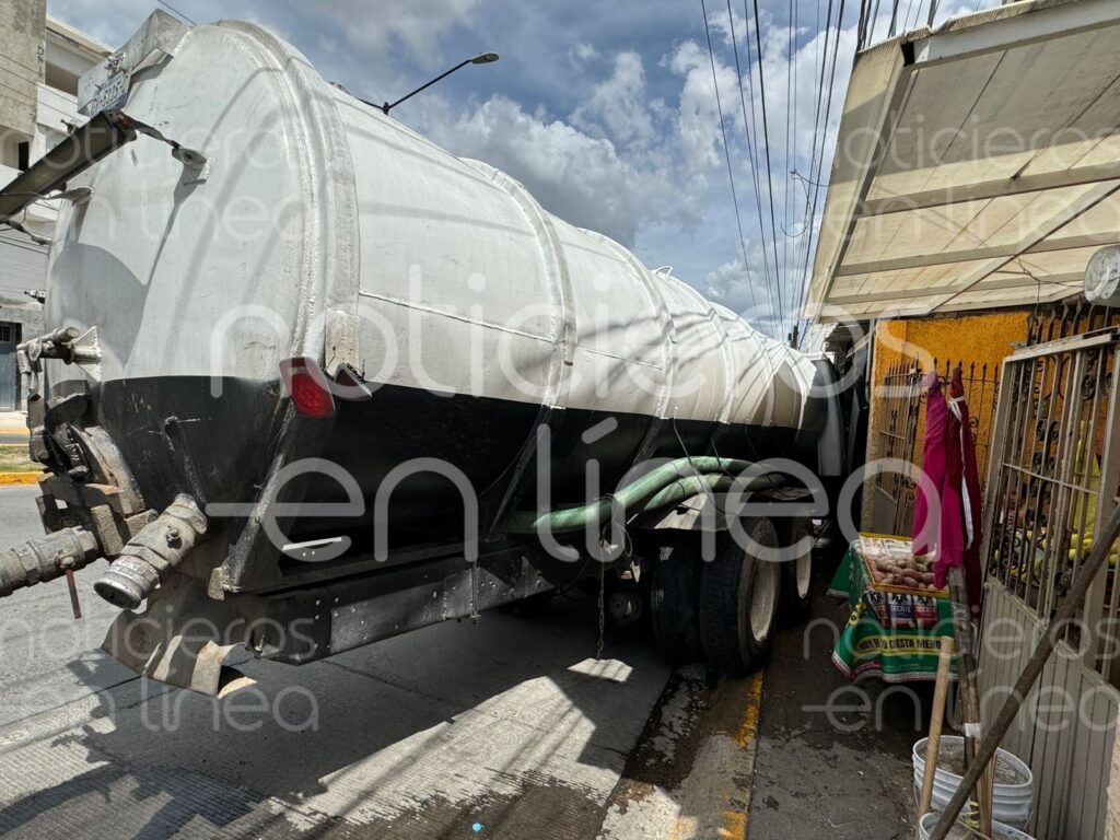 Pipa se queda sin frenos y choca contra una vivienda en León