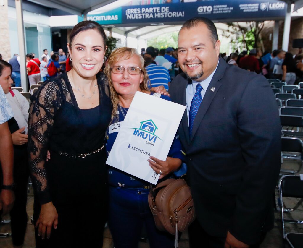 Reciben más de 300 familias leonesas las escrituras de su hogar