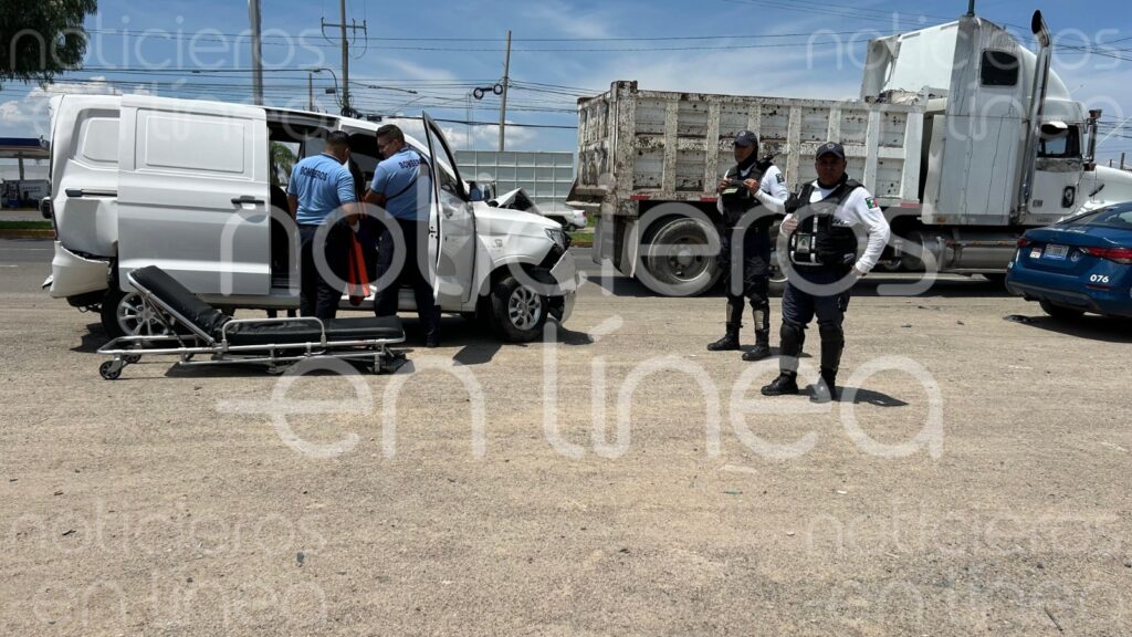 Carambola en León: chocan al menos 5 vehículos en el bulevar Aeropuerto