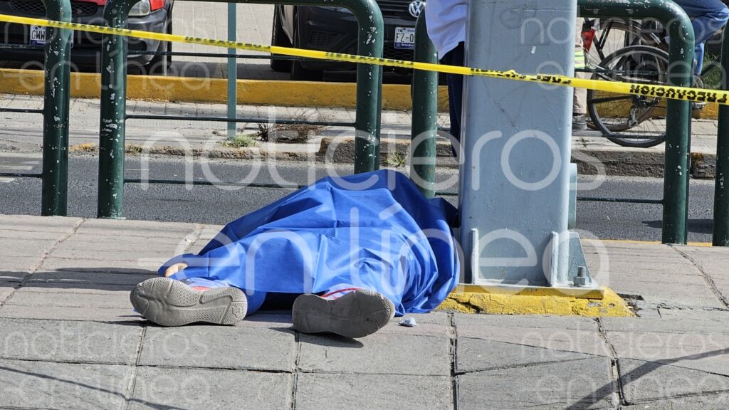 Se desvanece y muere en camellón del Torres Landa, en la colonia Azteca