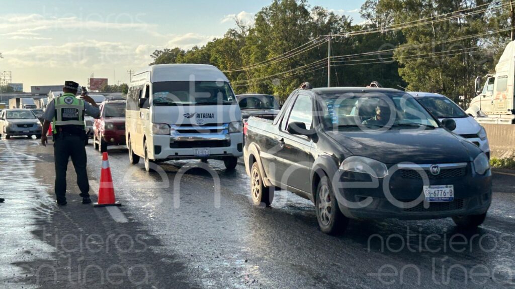 Vuelcan una tolva y un tráiler en la carretera federal 45