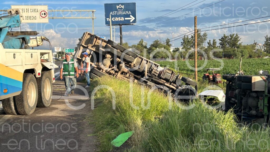 Vuelcan una tolva y un tráiler en la carretera federal 45