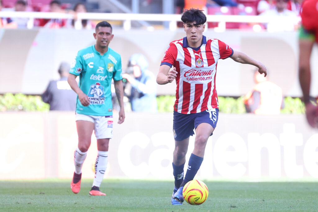 León visita a Chivas en busca de su primera victoria del torneo