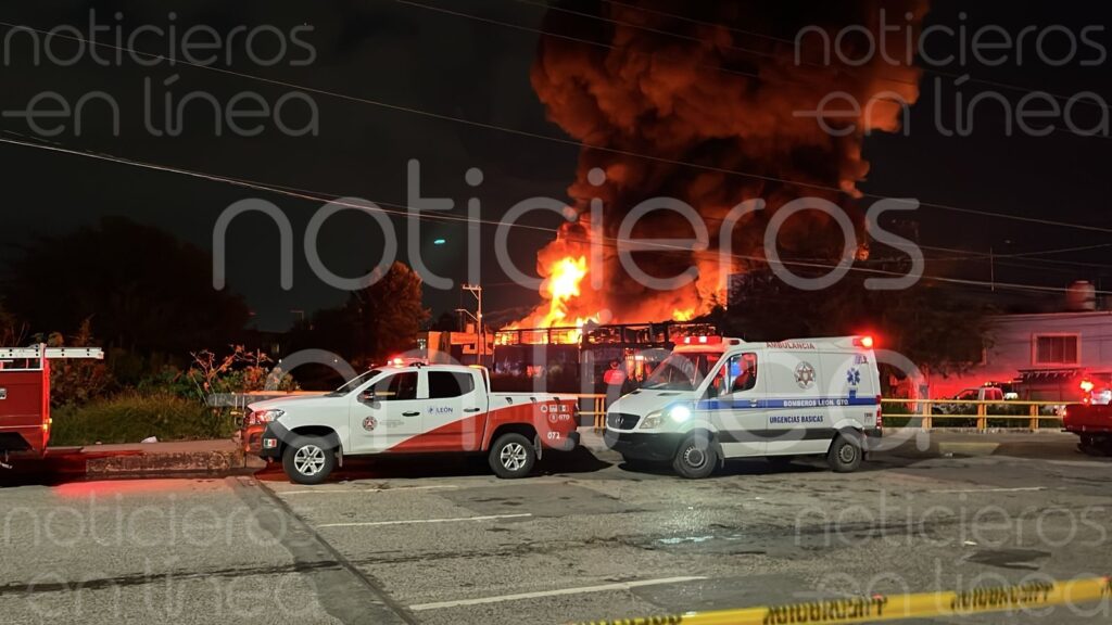 Fuerte incendio consume bodega de textiles en María Dolores