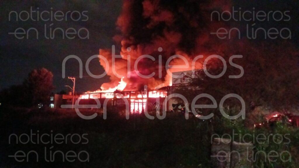 Fuerte incendio consume bodega de textiles en María Dolores