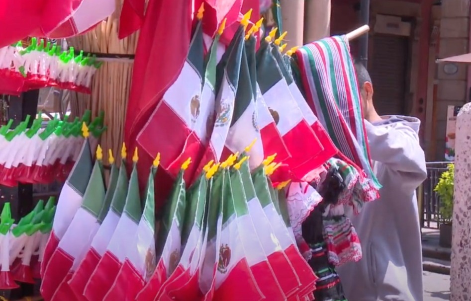 Venta de artículos patrios pinta de colores el Centro Histórico de León