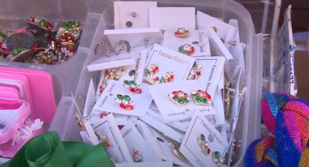 Venta de artículos patrios pinta de colores el Centro Histórico de León