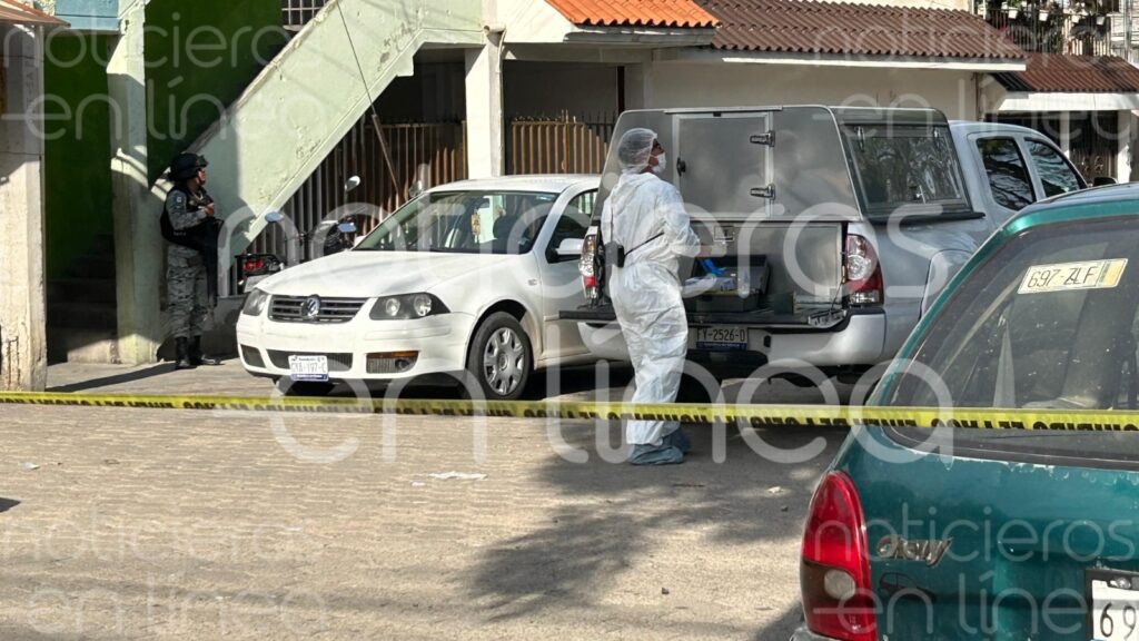 Asesinan a un hombre afuera de su departamento en Los Limones