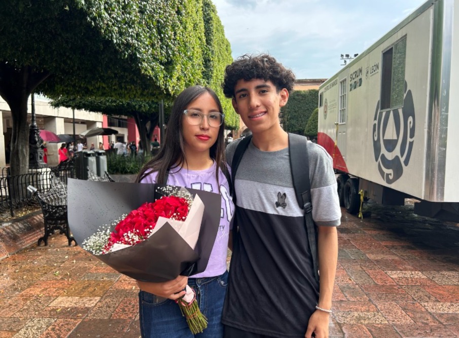 Besos, rosas y lluvia; así se vivió el Combate de Flores en León