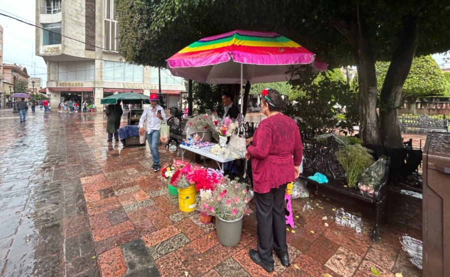 Besos, rosas y lluvia; así se vivió el Combate de Flores en León