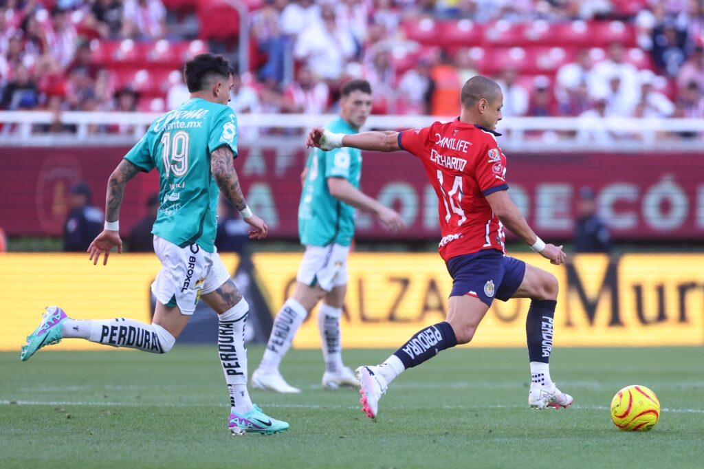 León visita a Chivas en busca de su primera victoria del torneo