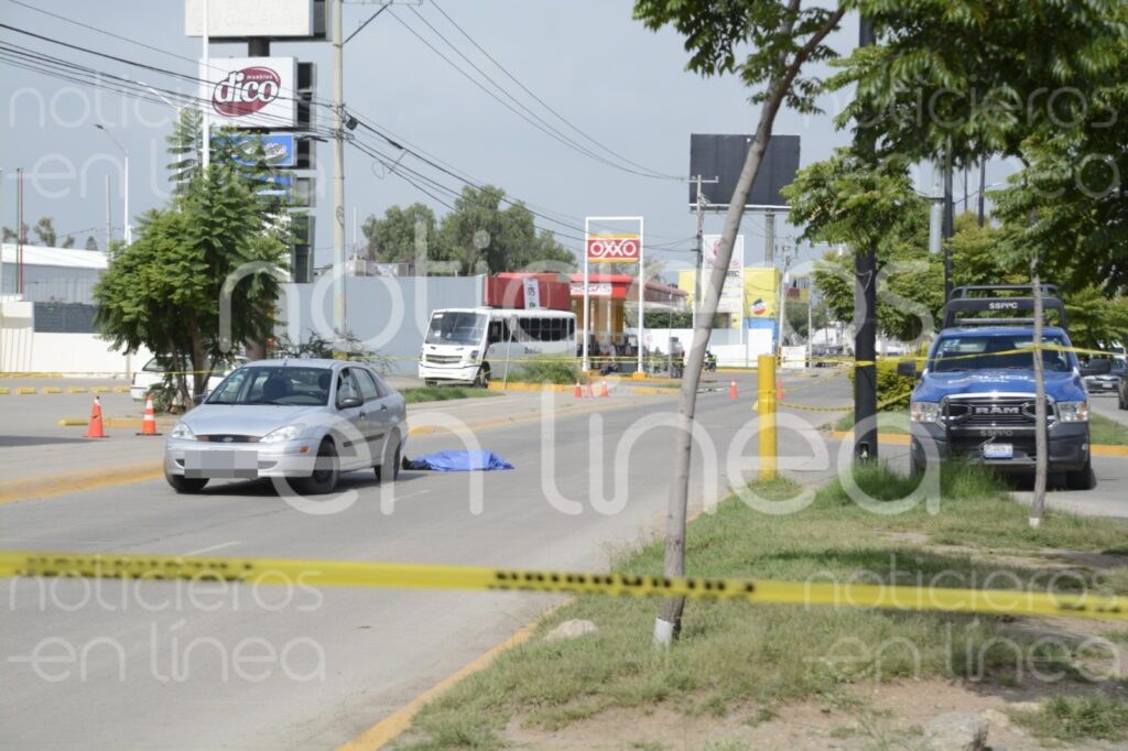 Mujer atropella a peatón en el bulevar Juan Alonso de Torres; iba en reversa