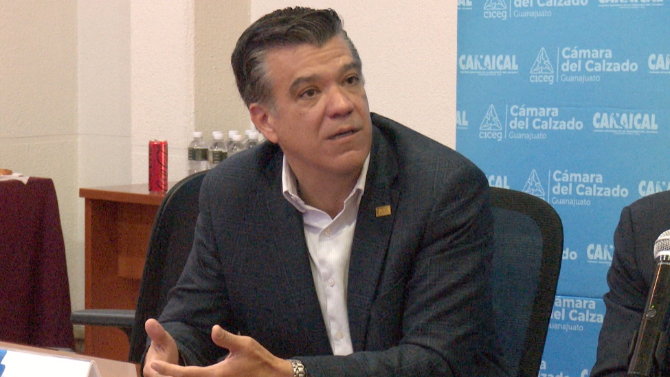 Sí a disminuir horas laborales, pero favoreciendo competitividad: empresarios