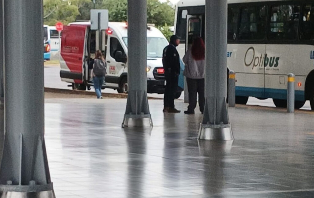 Mujer muere al interior de un camión urbano en la estación de Delta