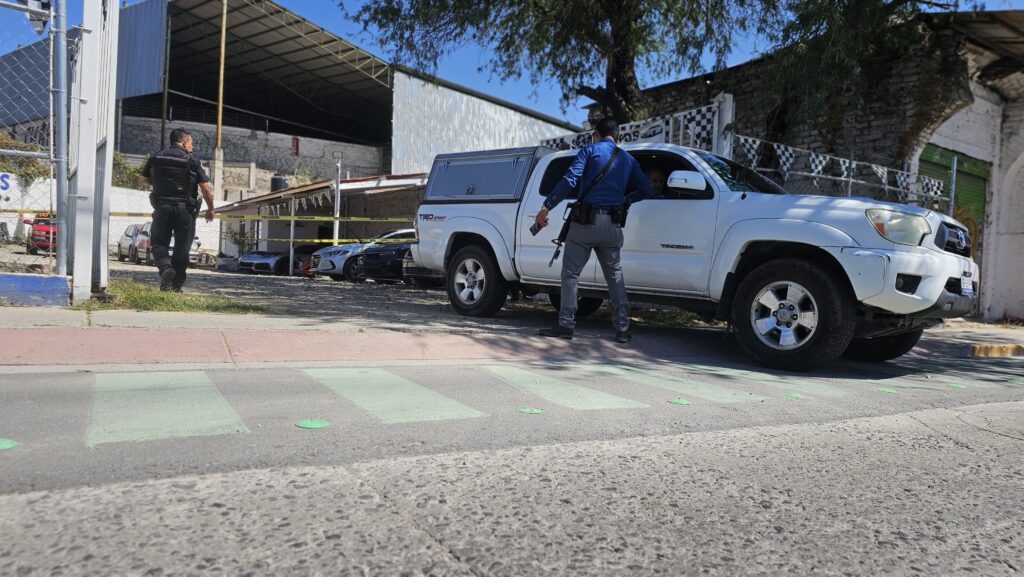 Asesinan a dos hombres en un lote de autos en Santa María de Cementos