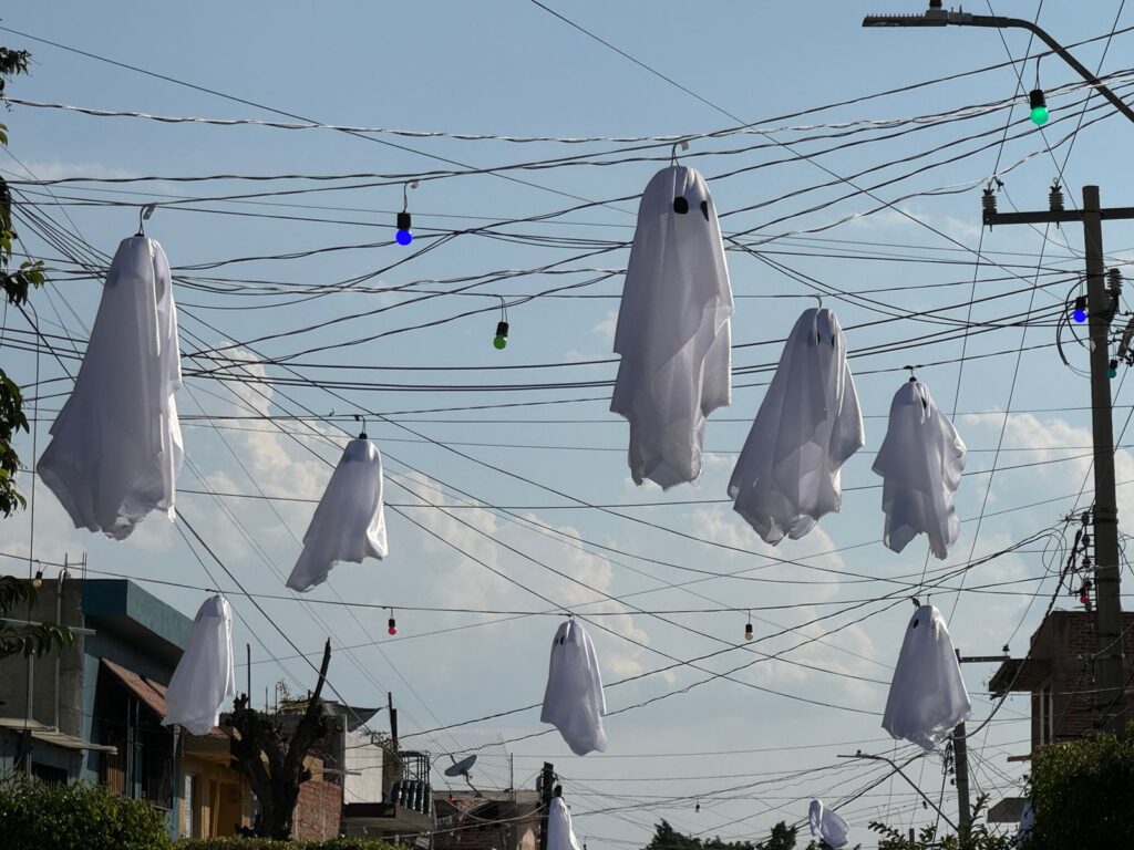 La calle fantasmal; vecinos de La Piscina se preparan para Halloween