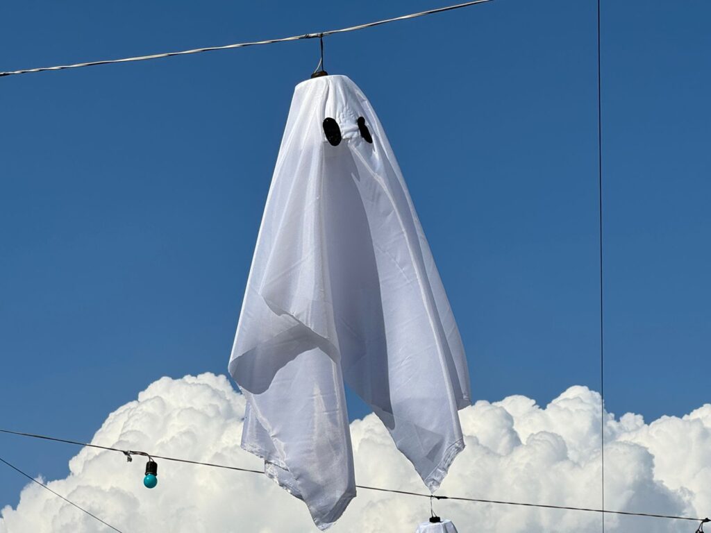 La calle fantasmal; vecinos de La Piscina se preparan para Halloween