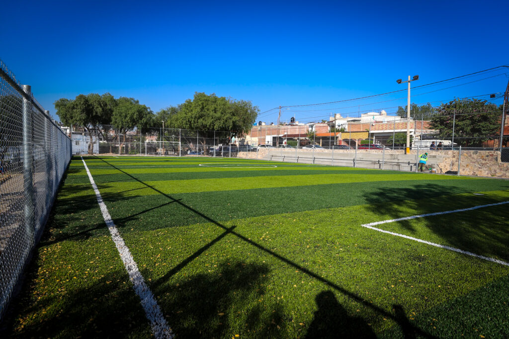 Entregan minideportiva Granada con nueva cancha de fútbol