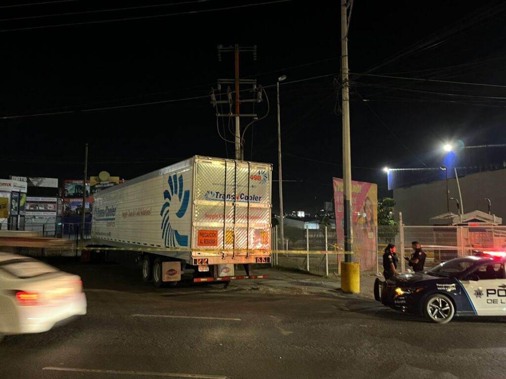 Muere conductor de tráiler a unos metros de llegar a su destino en León