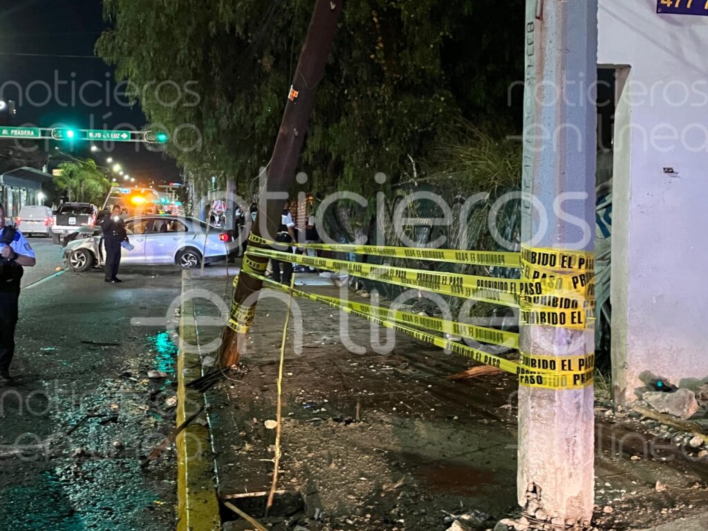 Jóvenes chocan contra un poste en el López Mateos; iban a exceso de velocidad