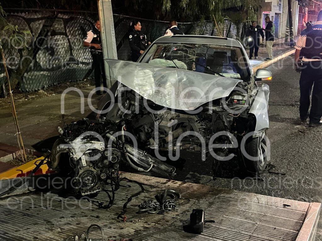 Jóvenes chocan contra un poste en el López Mateos; iban a exceso de velocidad