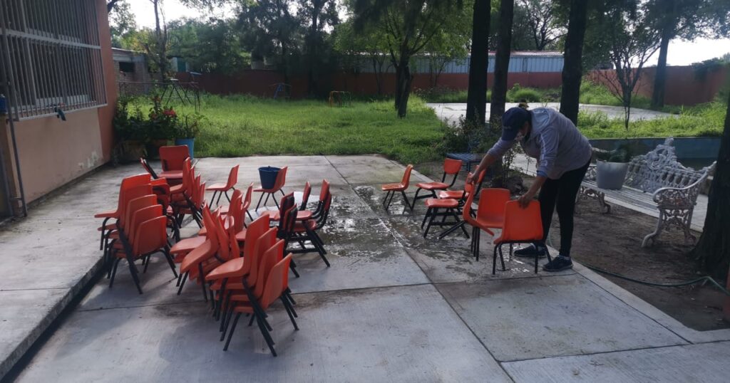 Aprovechan el receso vacacional para rehabilitar escuelas en León