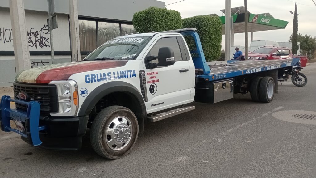 Amenazan a conductor a balazos en León; hay 3 detenidos