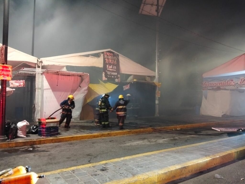Incendio destruye la Expo Navideña en Celaya; cortocircuito pudo ser la causa 