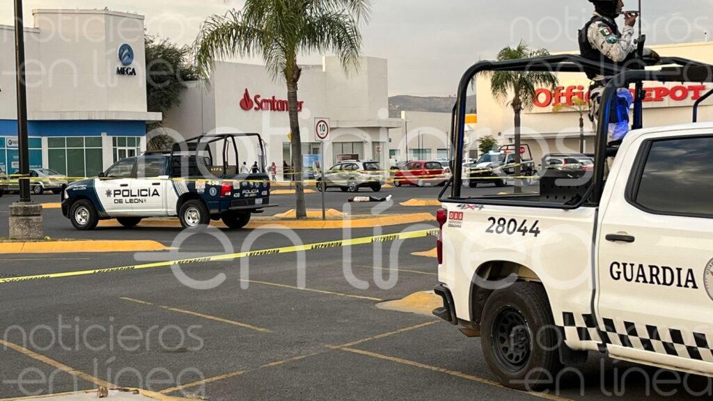 Asesinan a hombre en estacionamiento de Plaza Galerías; hay dos detenidos