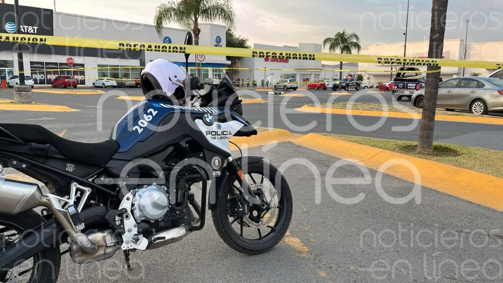 Asesinan a hombre en estacionamiento de Plaza Galerías; hay dos detenidos