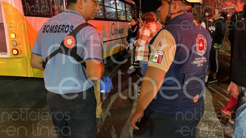 Choca camión urbano en Haciendas de Echeveste; hay 20 pasajeros heridos