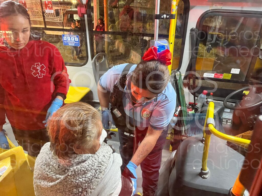 Choca camión urbano en Haciendas de Echeveste; hay 20 pasajeros heridos