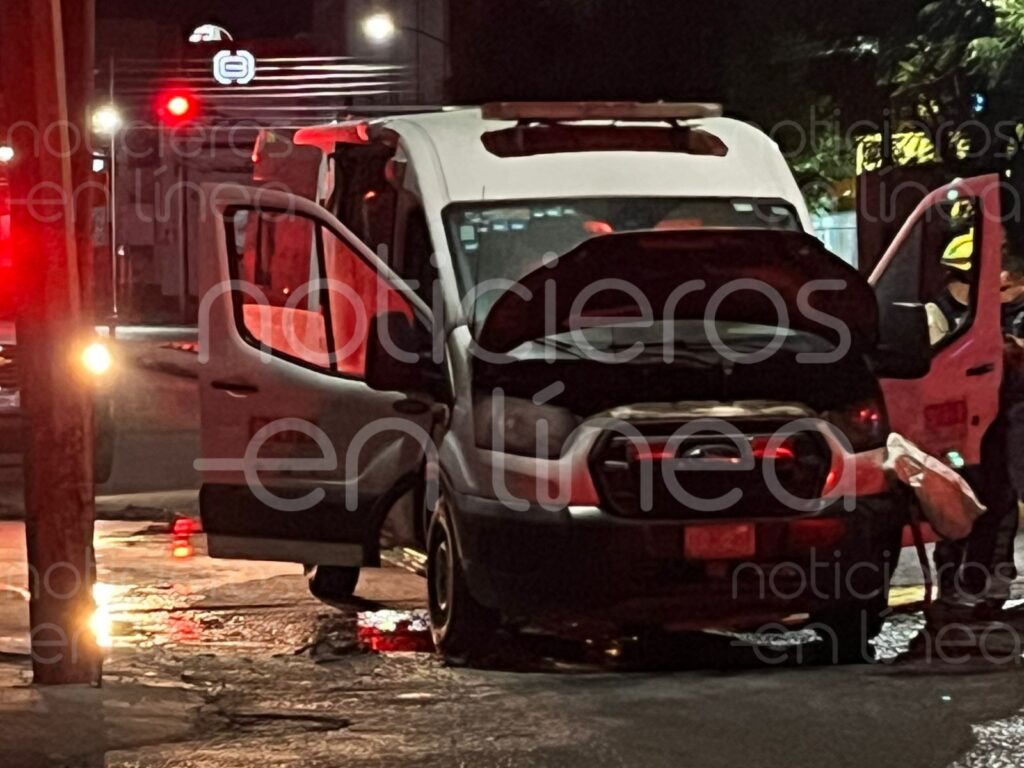 Ambulancia arde en llamas cuando trasladaban a un paciente en León