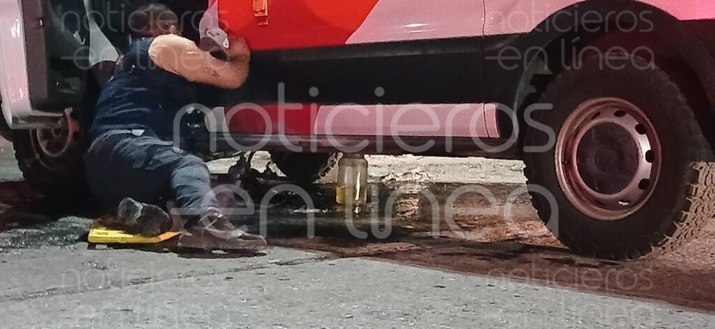 Ambulancia arde en llamas cuando trasladaban a un paciente en León