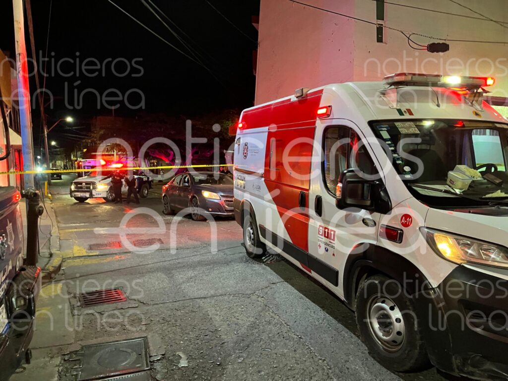 Balean a familia abordo de un auto en León; una de las víctimas murió