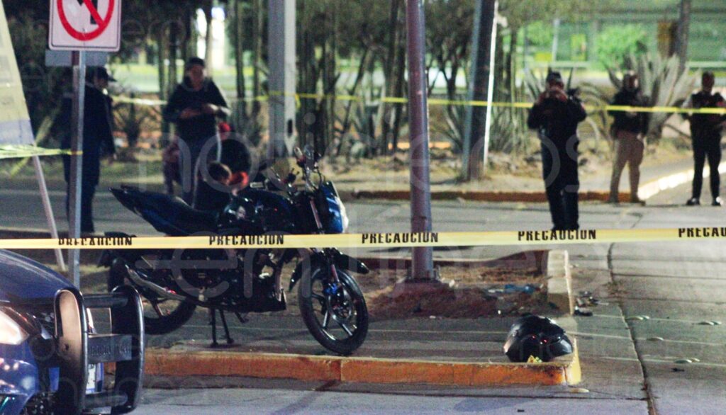 Muere motociclista tras pasarse la luz roja en León