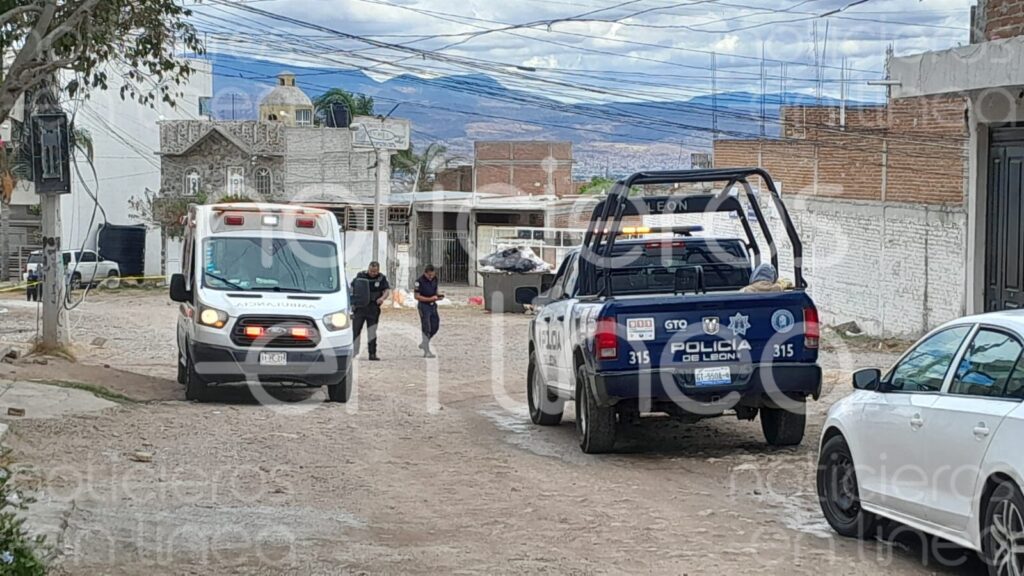 Atacan a balazos a joven afuera de su casa en León 